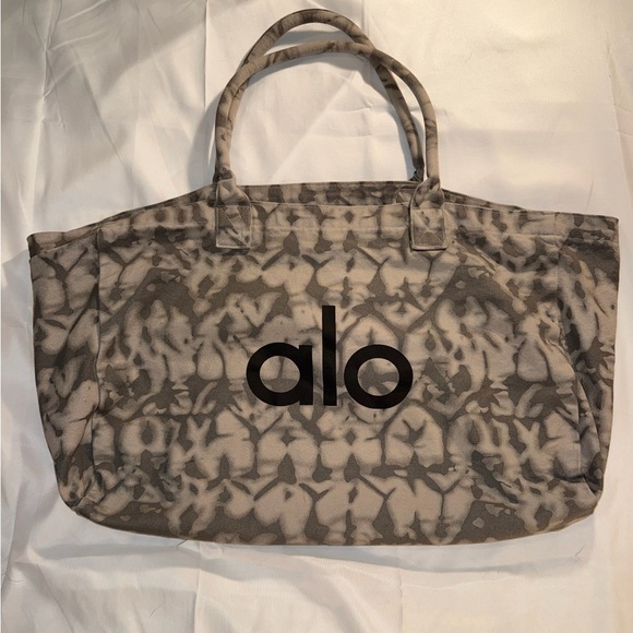 ALO Yoga Camouflage Tote Bag - Picture 2 of 4